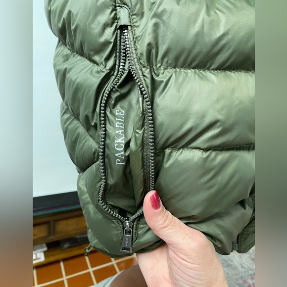 Polo Ralph Lauren puffer vest size XXL, packs in its right pocket. - Picture 4 of 4